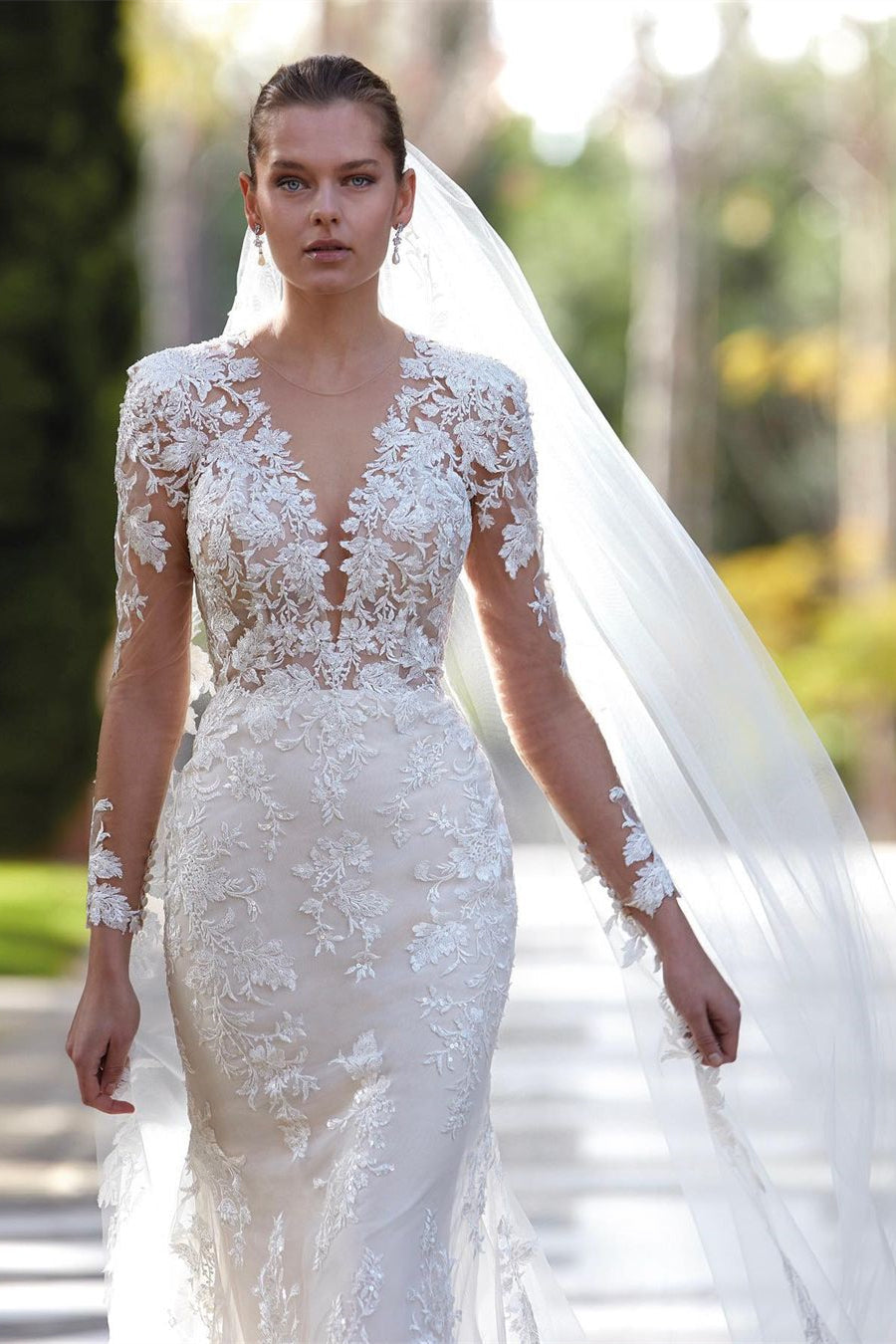 Glamouröses Brautkleid mit V-Ausschnitt und Meerjungfrau-Applikationen und langen Ärmeln