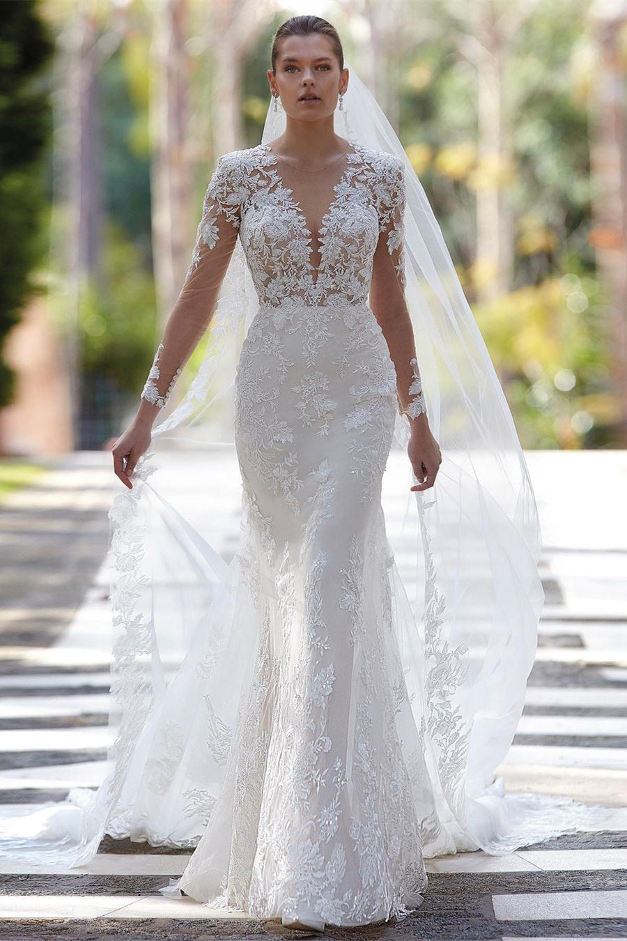 Glamouröses Brautkleid mit V-Ausschnitt und Meerjungfrau-Applikationen und langen Ärmeln