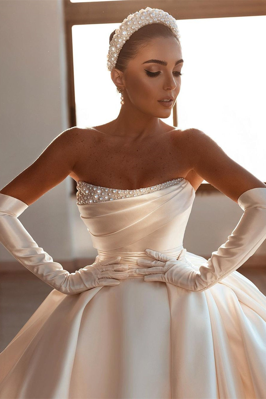 Glamouröses weißes A-Linien-Brautkleid aus Satin mit Perlen und Schleppe