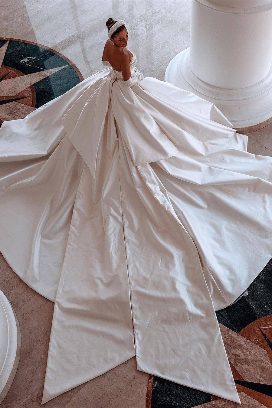 Glamouröses weißes A-Linien-Brautkleid aus Satin mit Perlen und Schleppe