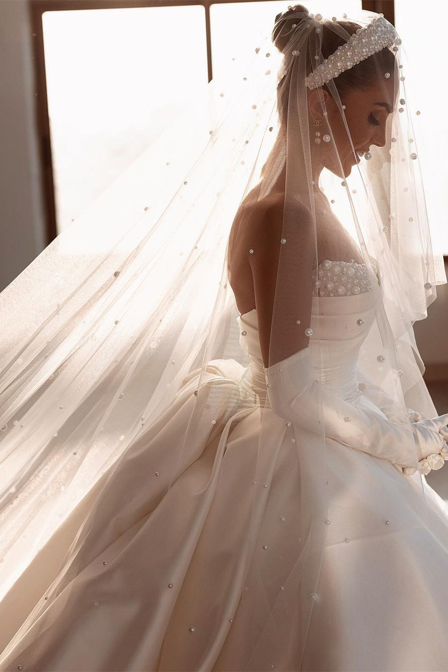 Glamouröses weißes A-Linien-Brautkleid aus Satin mit Perlen und Schleppe