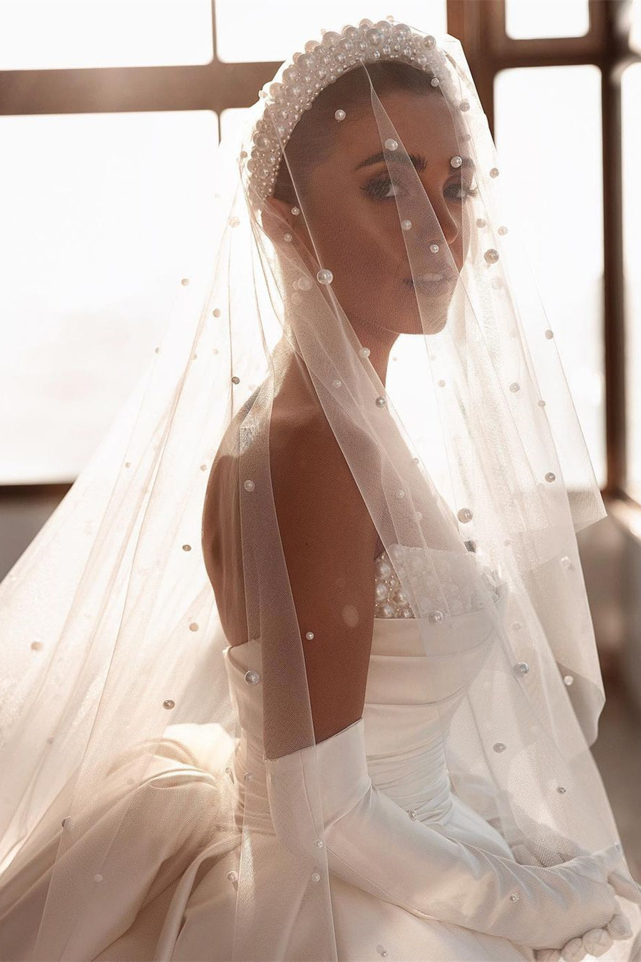 Glamouröses weißes A-Linien-Brautkleid aus Satin mit Perlen und Schleppe