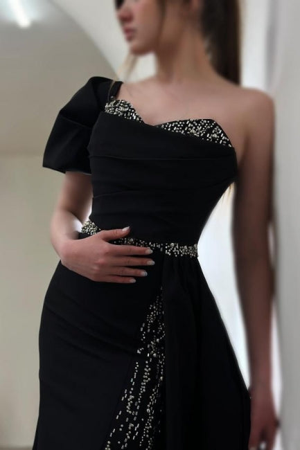Wunderschönes säulenförmiges, ärmelloses Ballkleid aus Satin mit einer Schulter und Pailletten