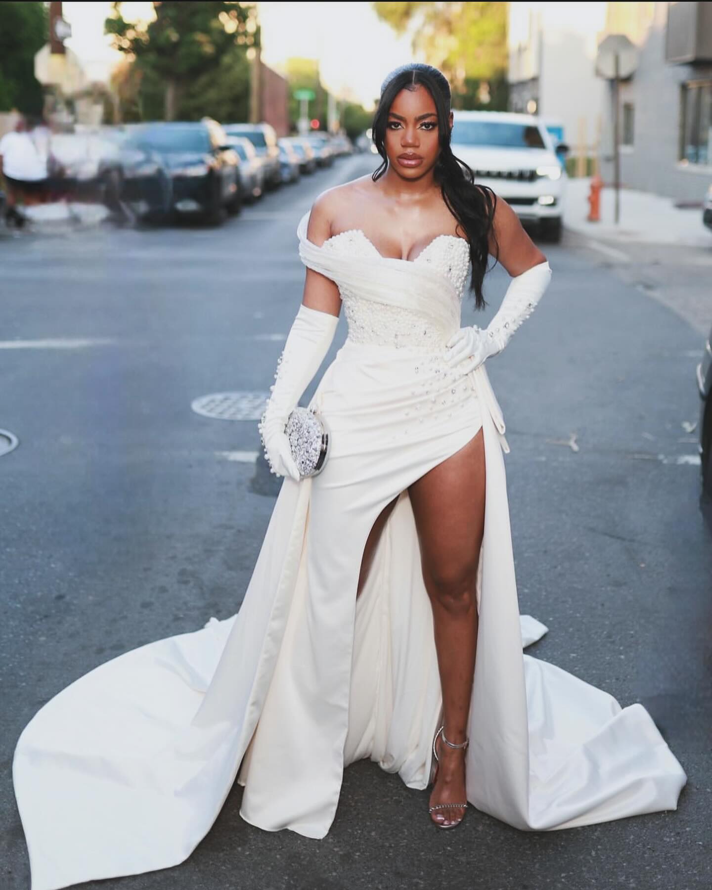 Precioso vestido de novia blanco sin mangas de satén con un solo hombro y cola dividida con cuentas