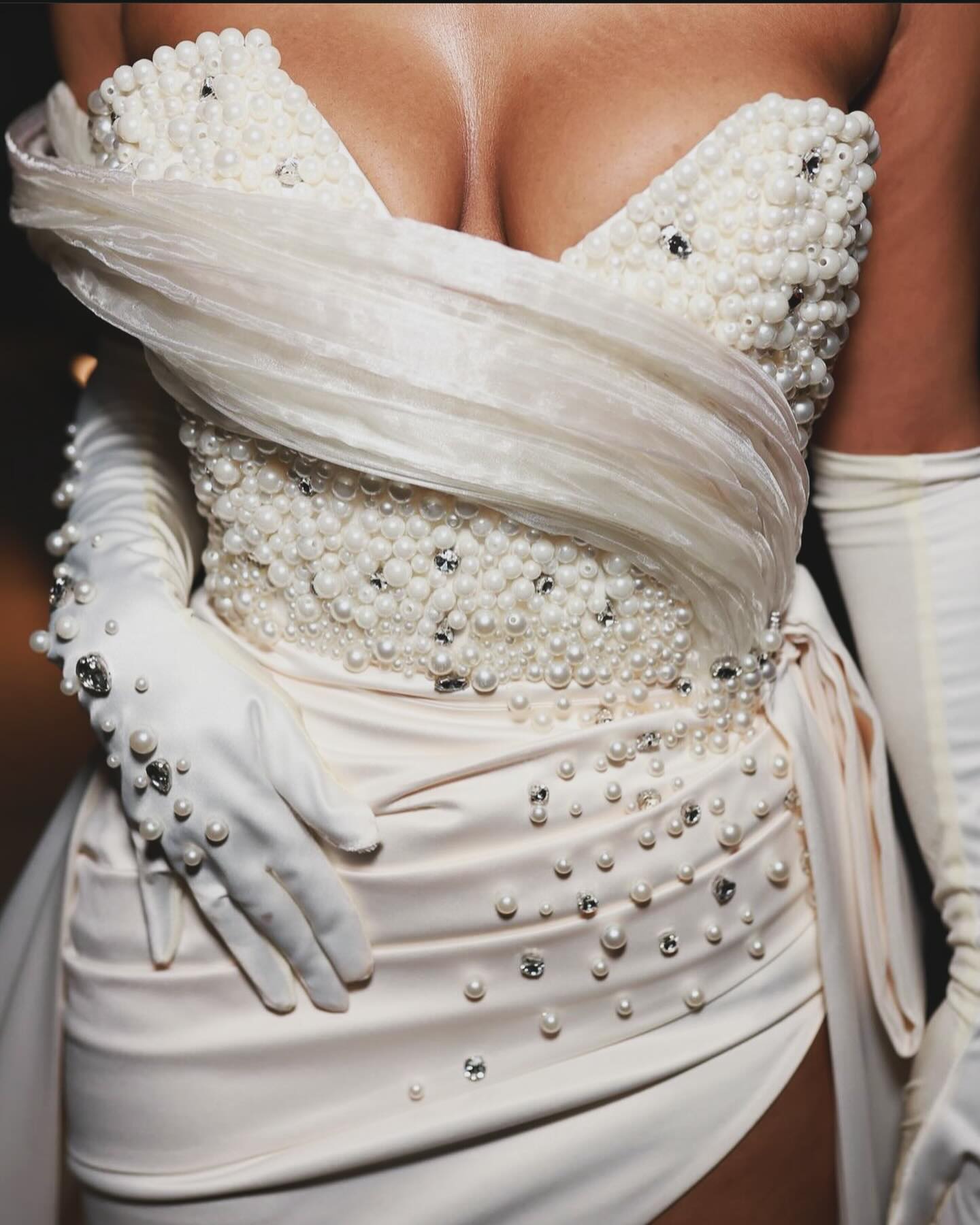 Precioso vestido de novia blanco sin mangas de satén con un solo hombro y cola dividida con cuentas