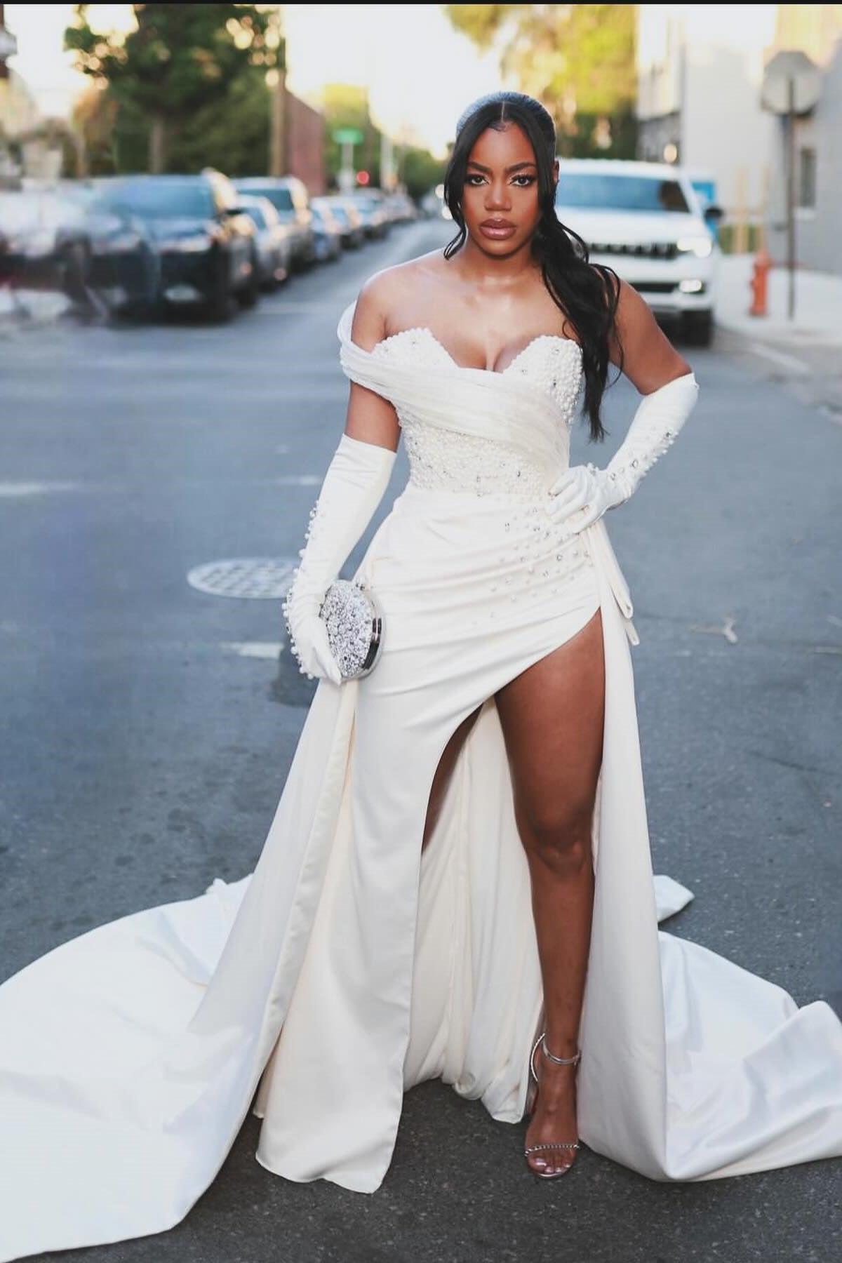 Precioso vestido de novia blanco sin mangas de satén con un solo hombro y cola dividida con cuentas