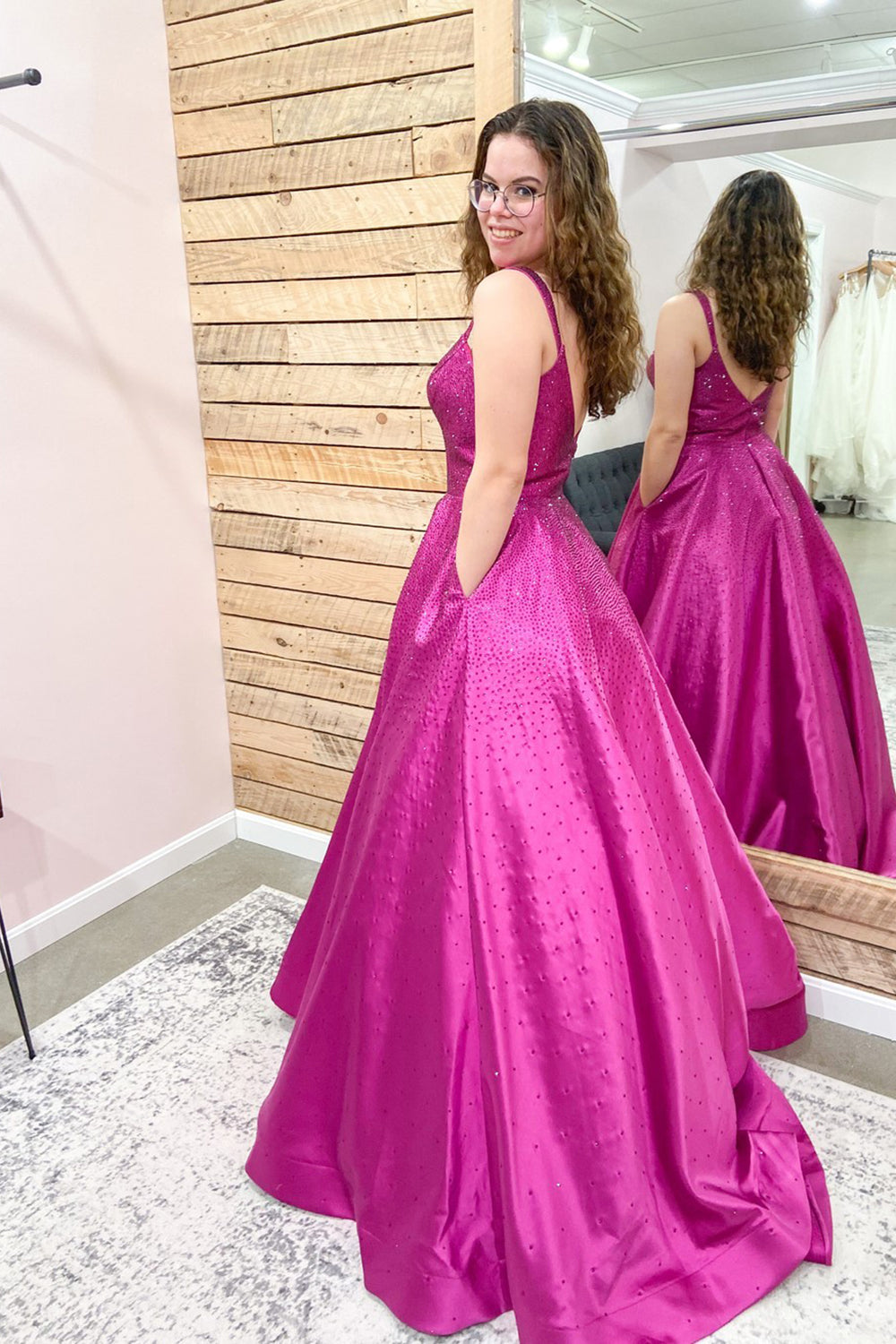 Hermoso vestido de fiesta largo de corte A con lentejuelas, espalda descubierta y bolsillos