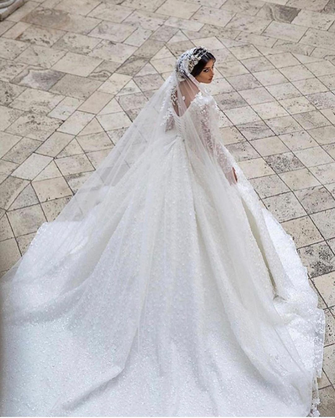 Gorgeous Long A-Line V-neck Appliques Lace Wedding Dress with Sleeves