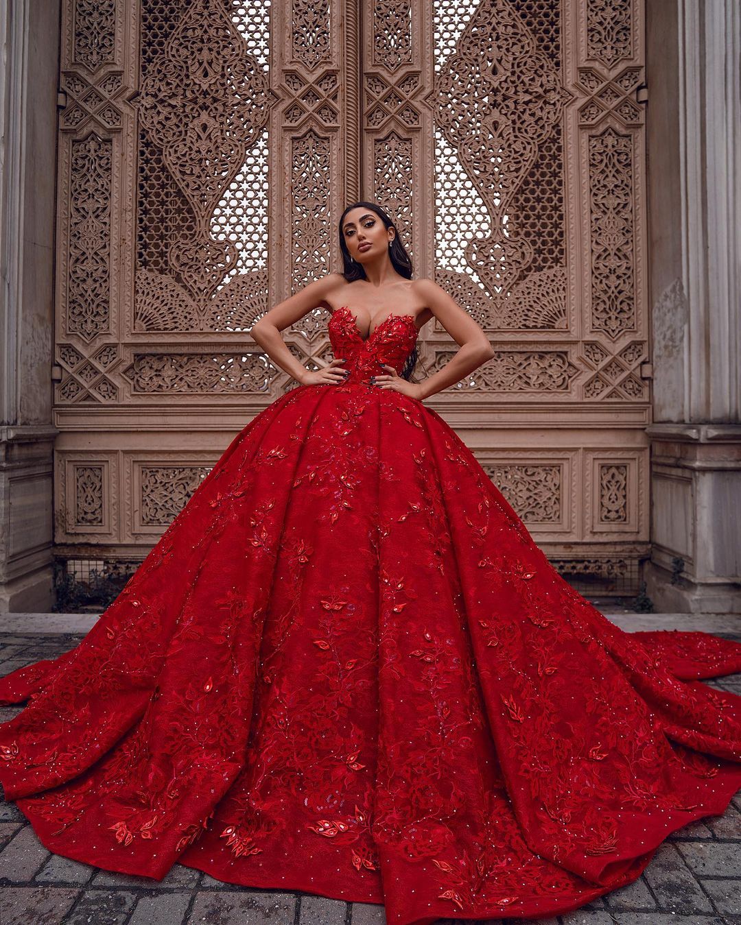 Hermoso vestido de fiesta largo con escote en forma de corazón de satén y encaje rojo