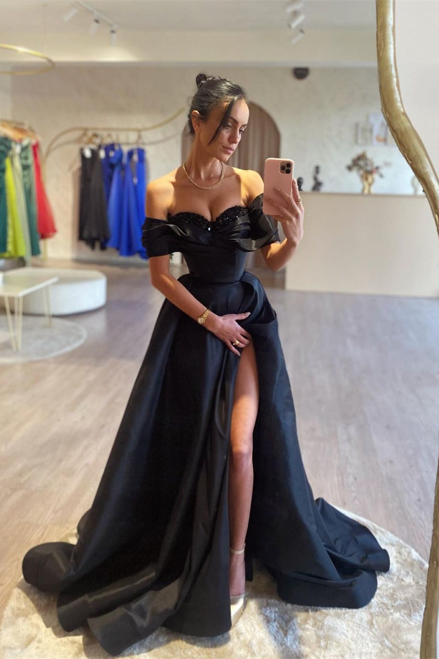 Wunderschönes langes schwarzes A-Linien-Ballkleid mit schulterfreiem Schnitt und Perlenbesatz und Schlitz