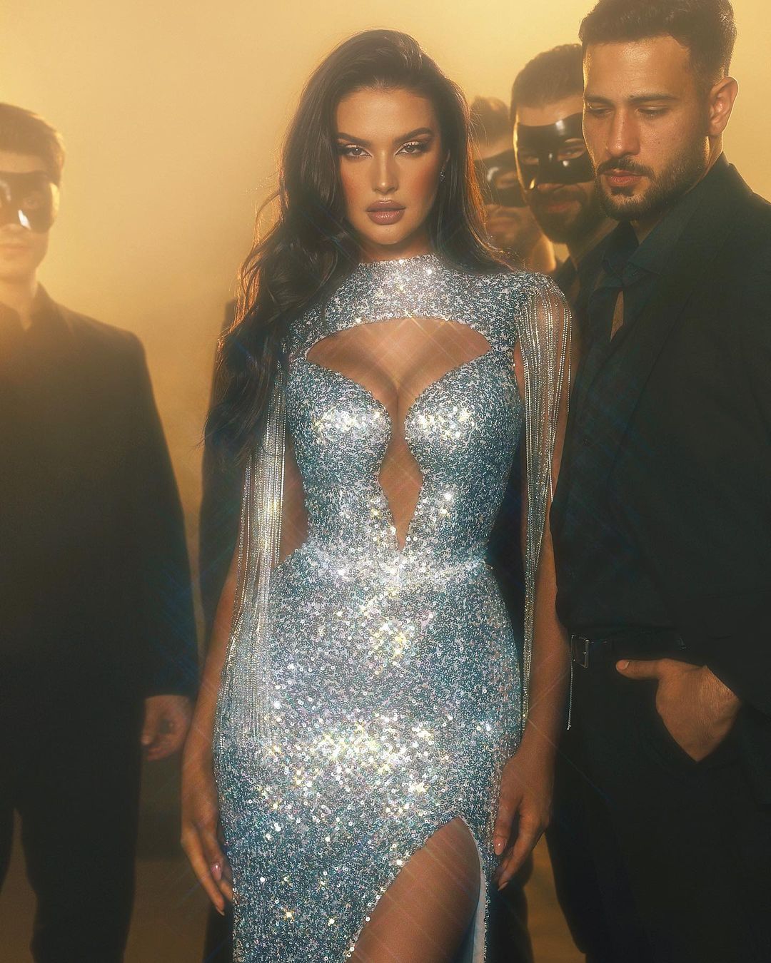 Hermoso vestido de fiesta largo de sirena con cuello alto, lentejuelas, sin mangas y abertura