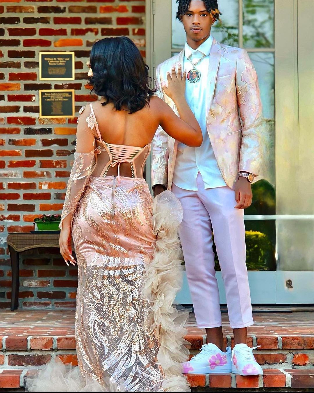 Hermoso vestido de fiesta rosa de sirena con un solo hombro, manga larga y abertura