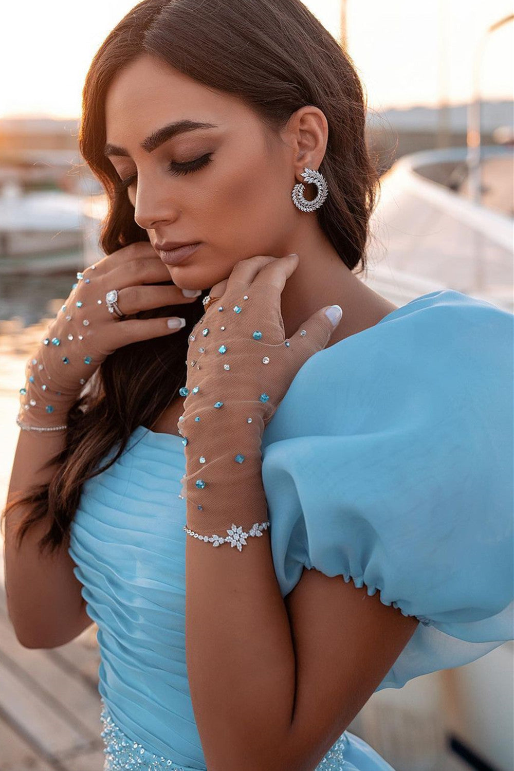 Precioso vestido de fiesta largo estilo sirena con mangas abullonadas y lentejuelas, con cola de tul desmontable.