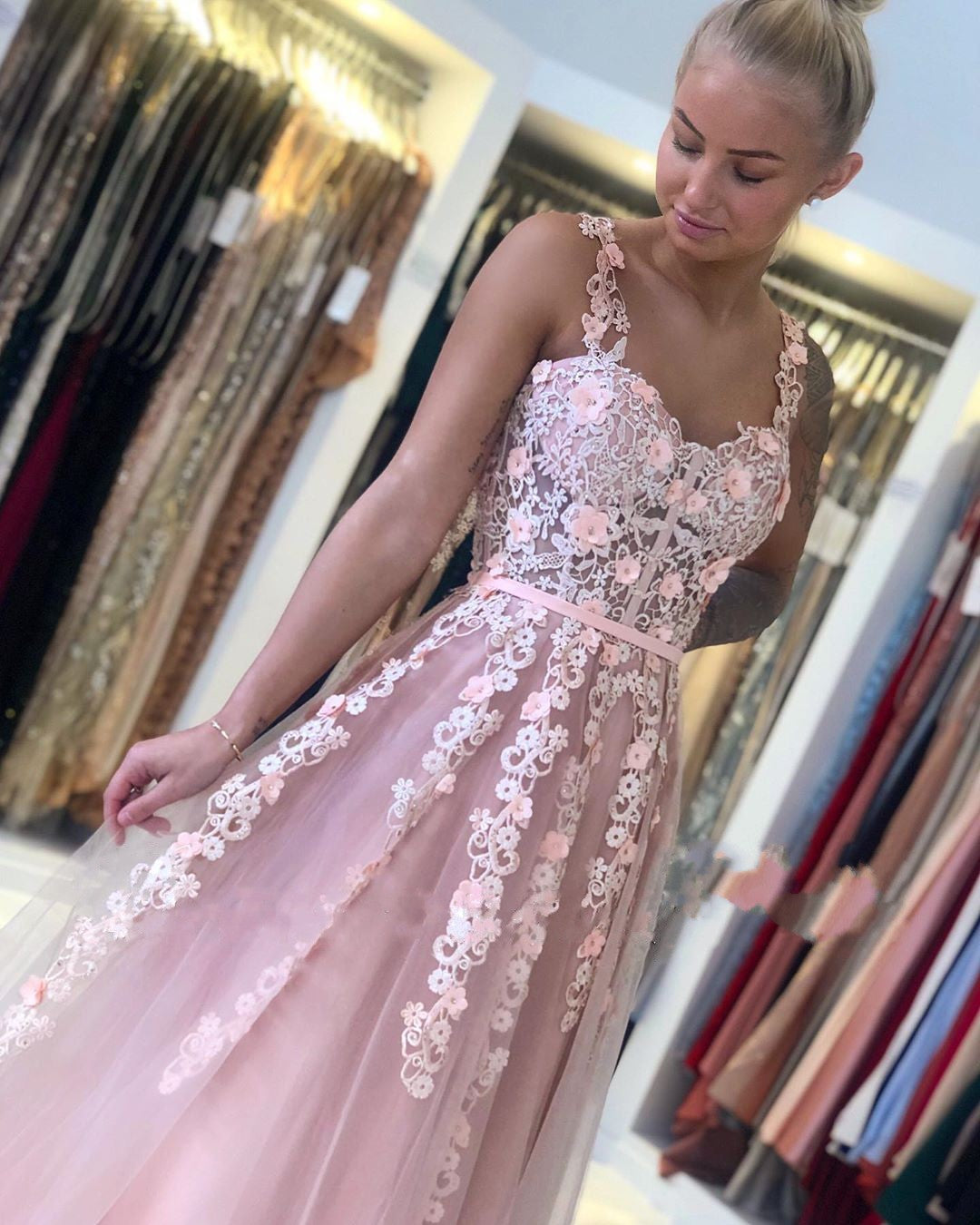 Hermoso vestido de fiesta largo de tul con espalda abierta y encaje en forma de A