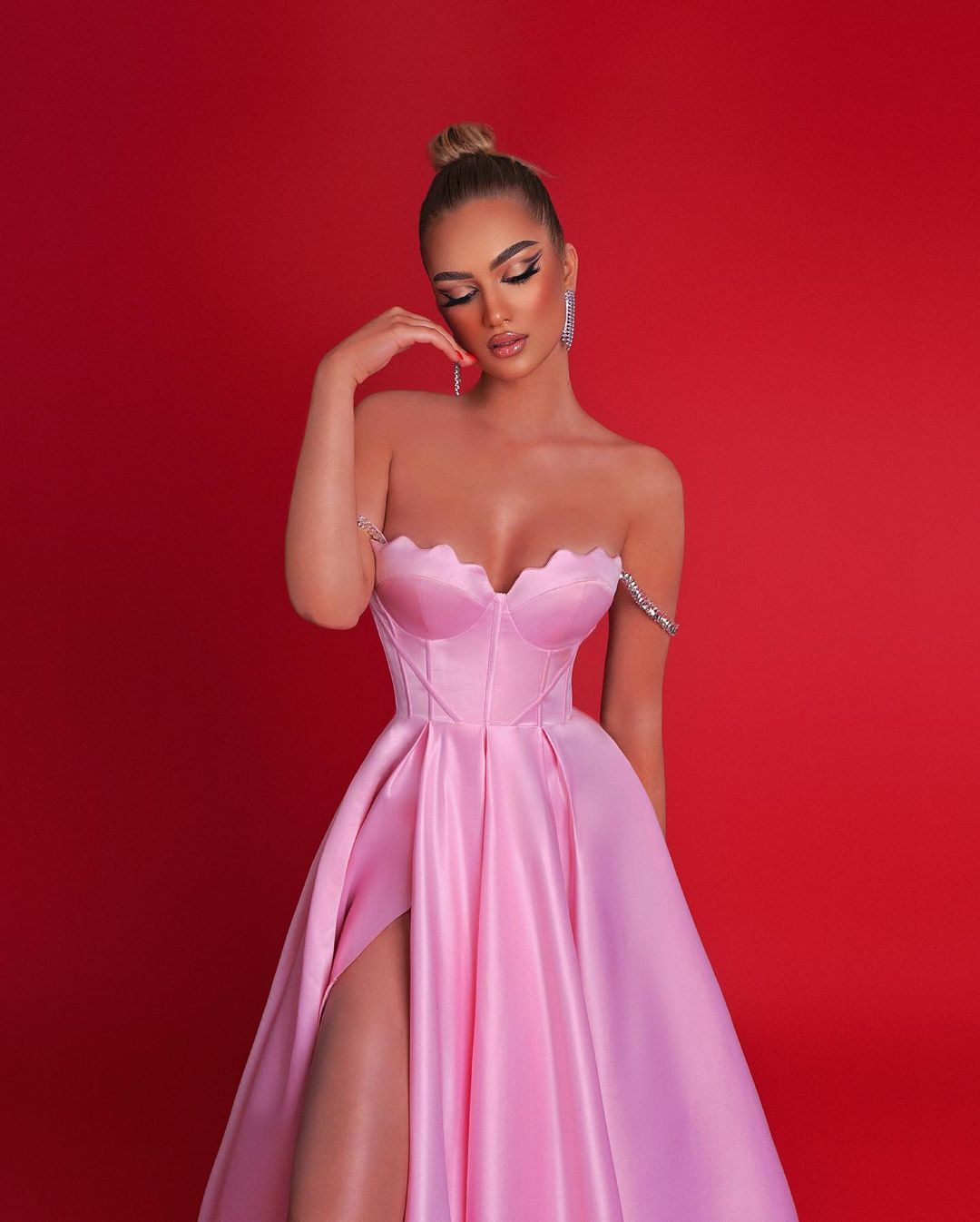 Hermoso vestido de fiesta largo rosa de corte A con hombros descubiertos y abertura