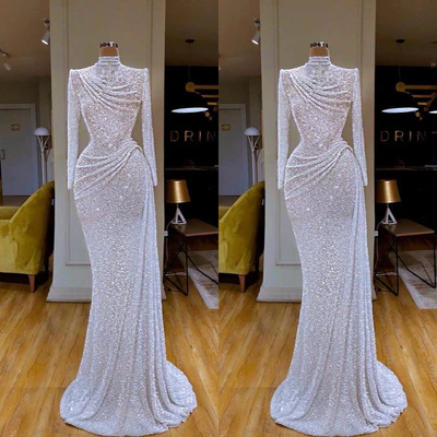 Hermoso vestido de fiesta largo blanco de sirena con cuello alto, lentejuelas y mangas largas