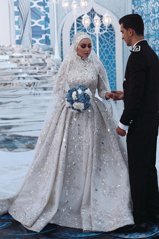 Wunderschönes Brautkleid mit Pailletten, langen Ärmeln, hohem Halsausschnitt und Schleppe