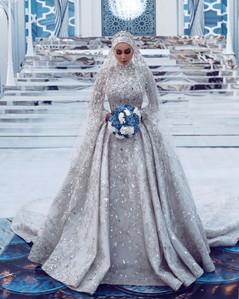 Wunderschönes Brautkleid mit Pailletten, langen Ärmeln, hohem Halsausschnitt und Schleppe