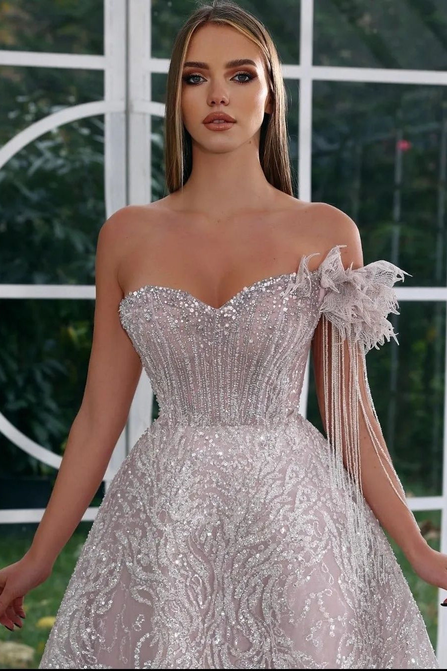 Precioso vestido de fiesta de corte A con escote en forma de corazón y hombros descubiertos con cuentas