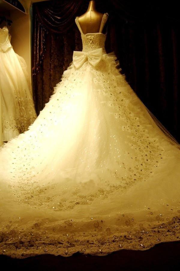Vestido de novia de alta calidad con escote en V, cola capilla y pedrería WD068