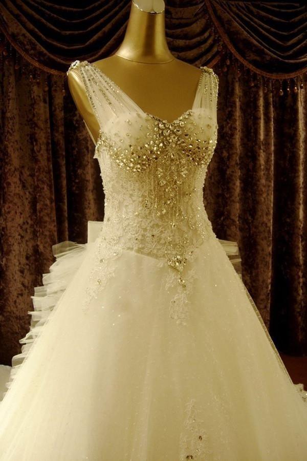 Vestido de novia de alta calidad con escote en V, cola capilla y pedrería WD068