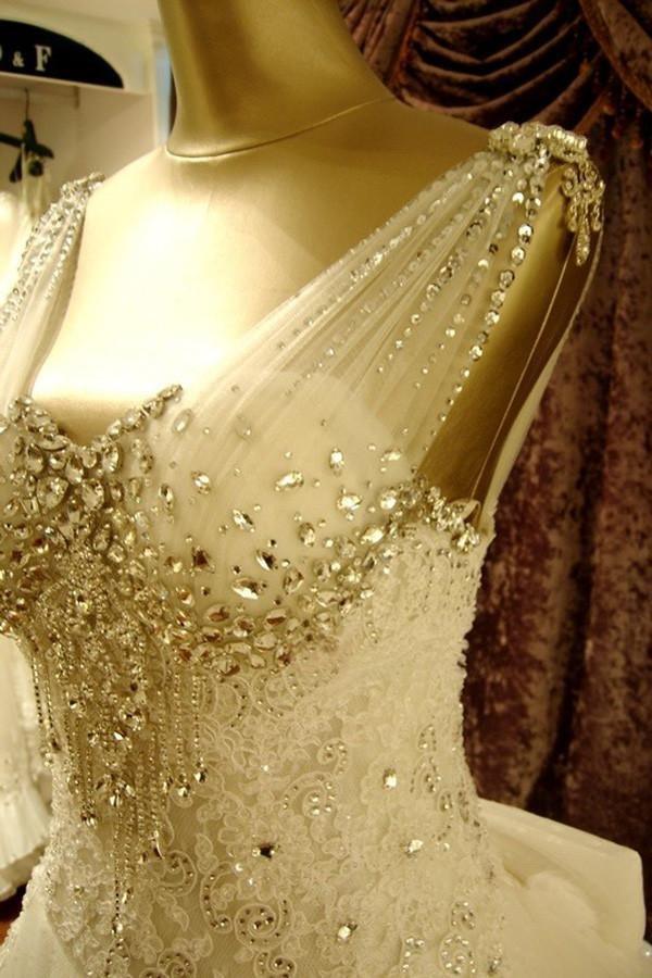 Vestido de novia de alta calidad con escote en V, cola capilla y pedrería WD068