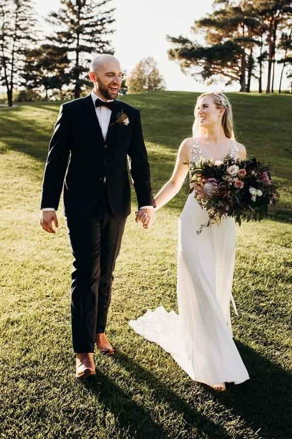 Vestido de novia de playa con escote en V, corte A y cola de capilla, WD423
