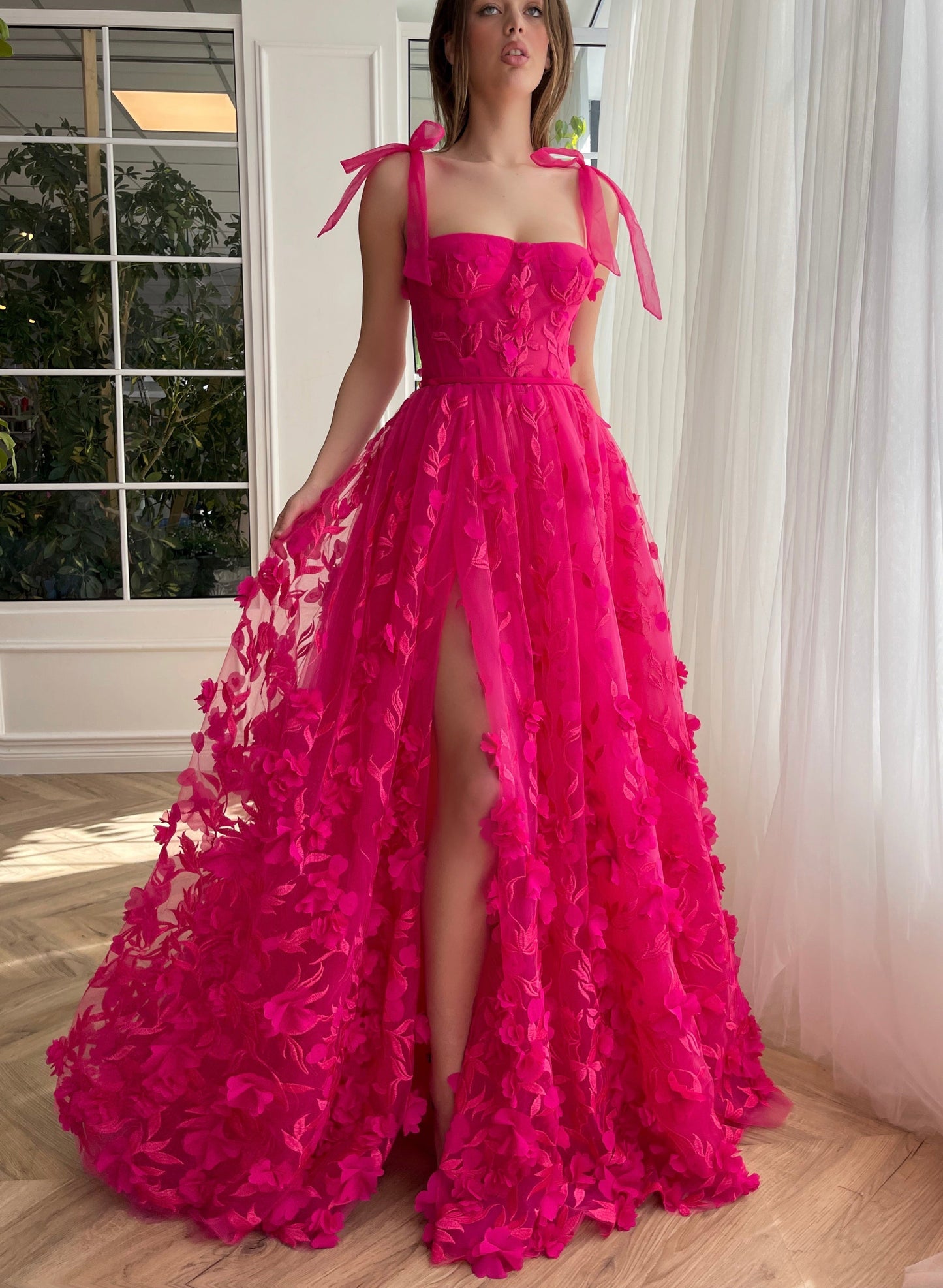 Kayleigh | Elegante vestido de fiesta fucsia de encaje con flores 3D y abertura en forma de A
