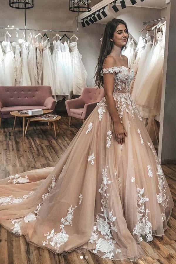Vestido de novia color marfil con apliques de encaje color champán y hombros descubiertos, cola corte WD438