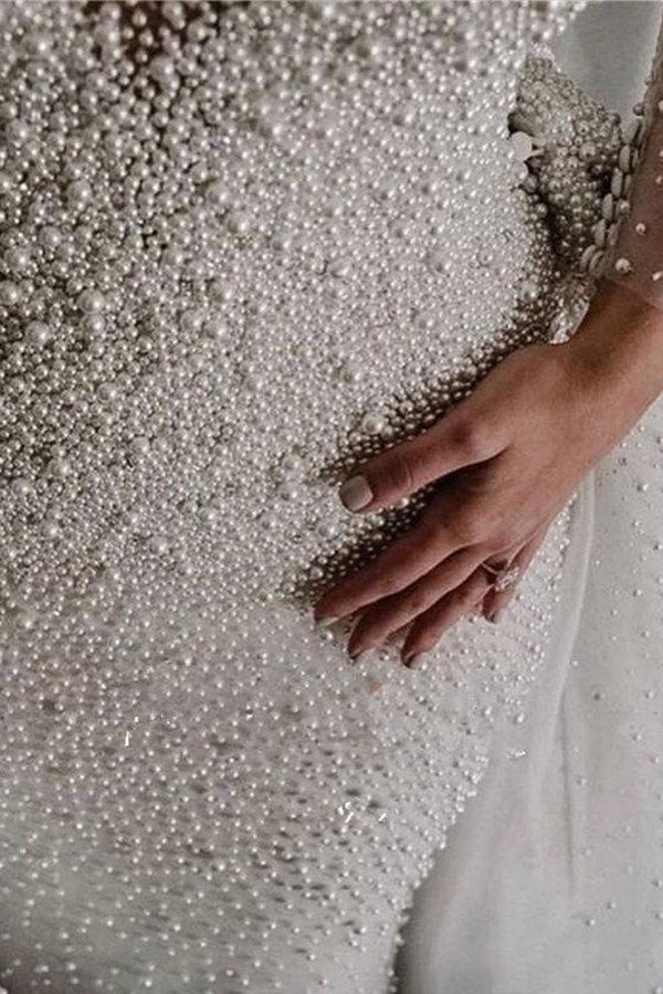 Elfenbeinfarbenes Brautkleid mit langen Ärmeln, Schleppe, V-Ausschnitt und Knöpfen und vollständig mit Perlen besetzt