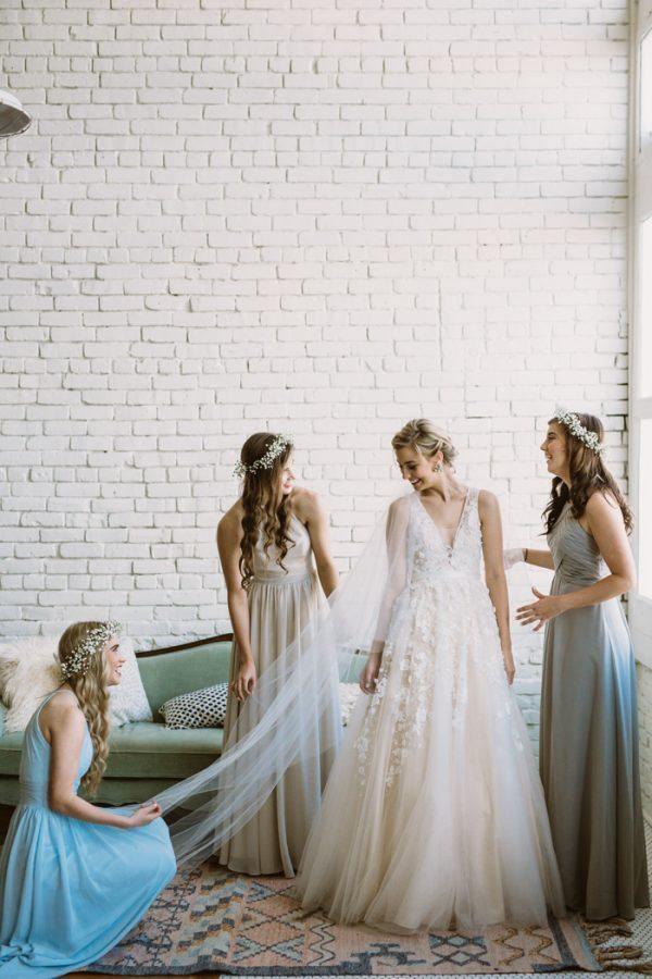 Lace Applique Ivory Wedding Dresses V Neck Beach Wedding Dress WD292