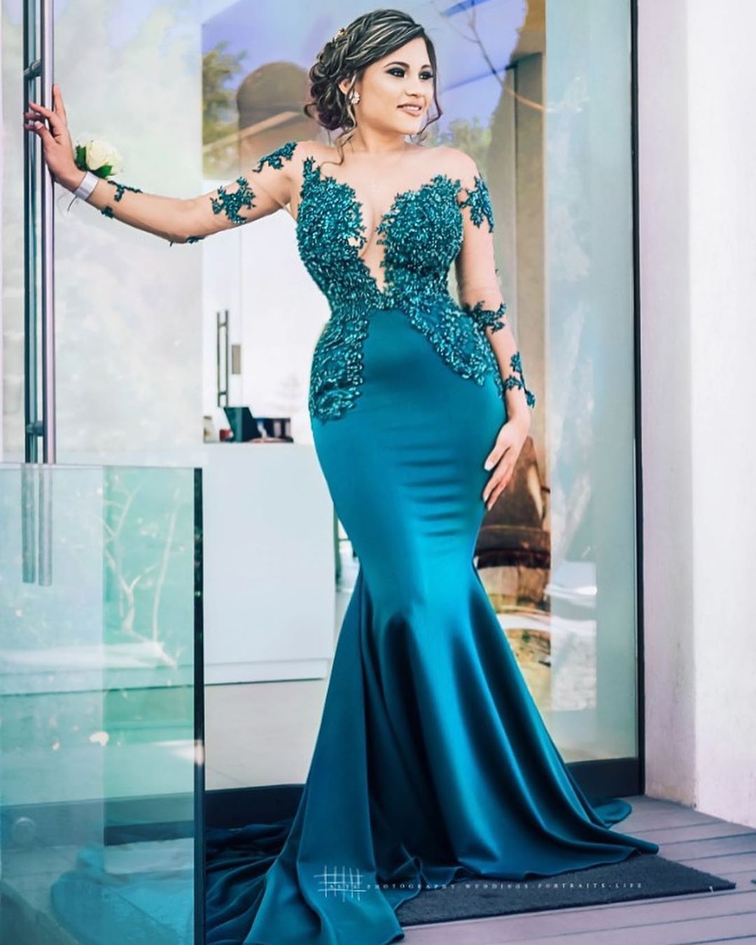 Vestido de fiesta largo de satén con escote joya y mangas, estilo sirena