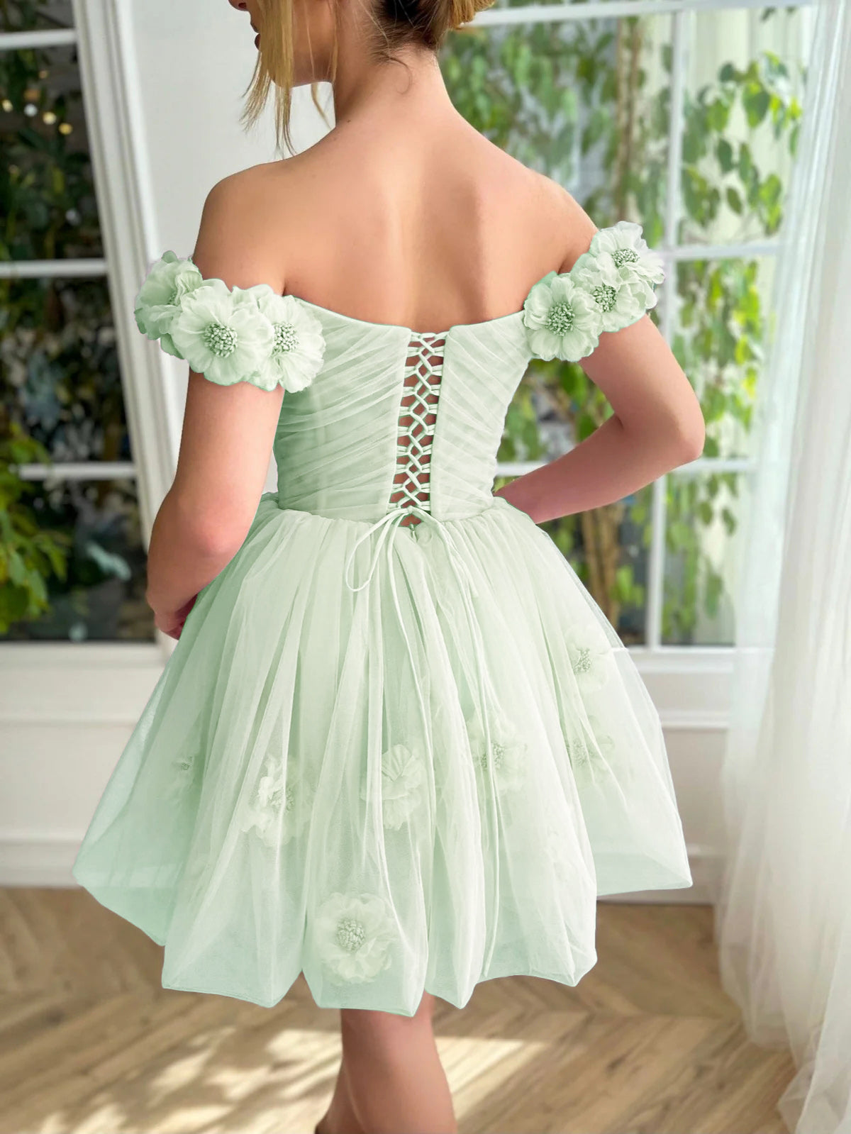 Rubí | Vestido de fiesta corto de tul sin tirantes y corsé color lila