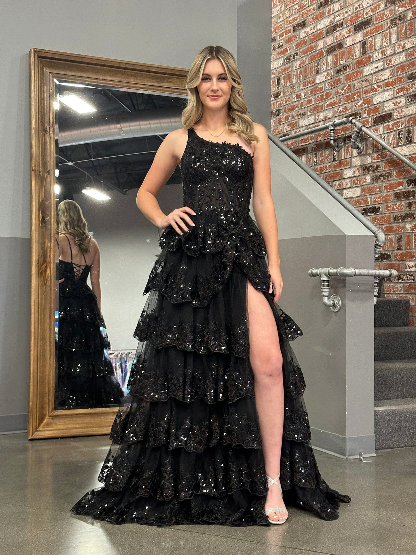 Livia | Robe de bal longue fourreau à une épaule et à volants en dentelle