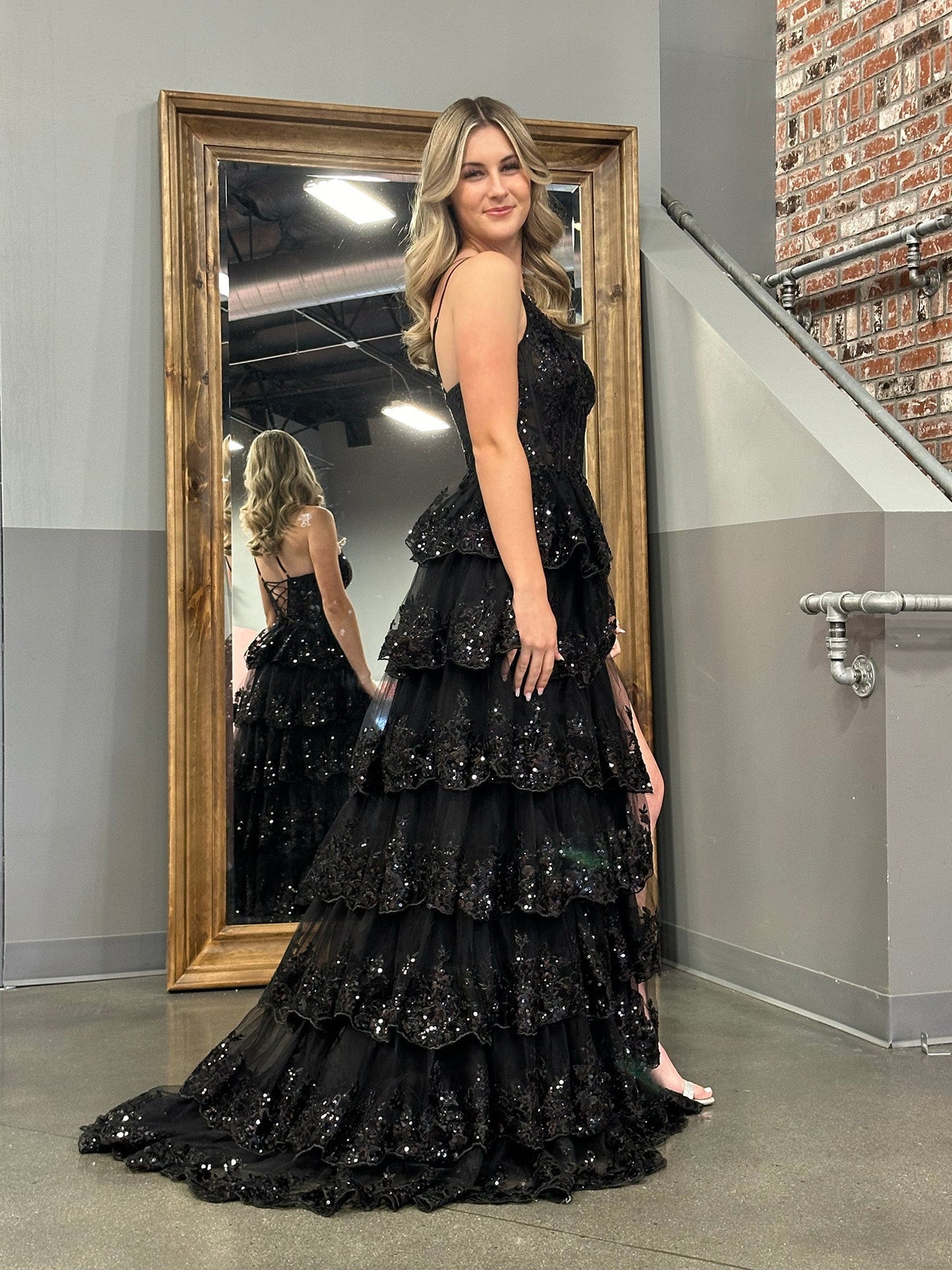 Livia | Robe de bal longue fourreau à une épaule et à volants en dentelle