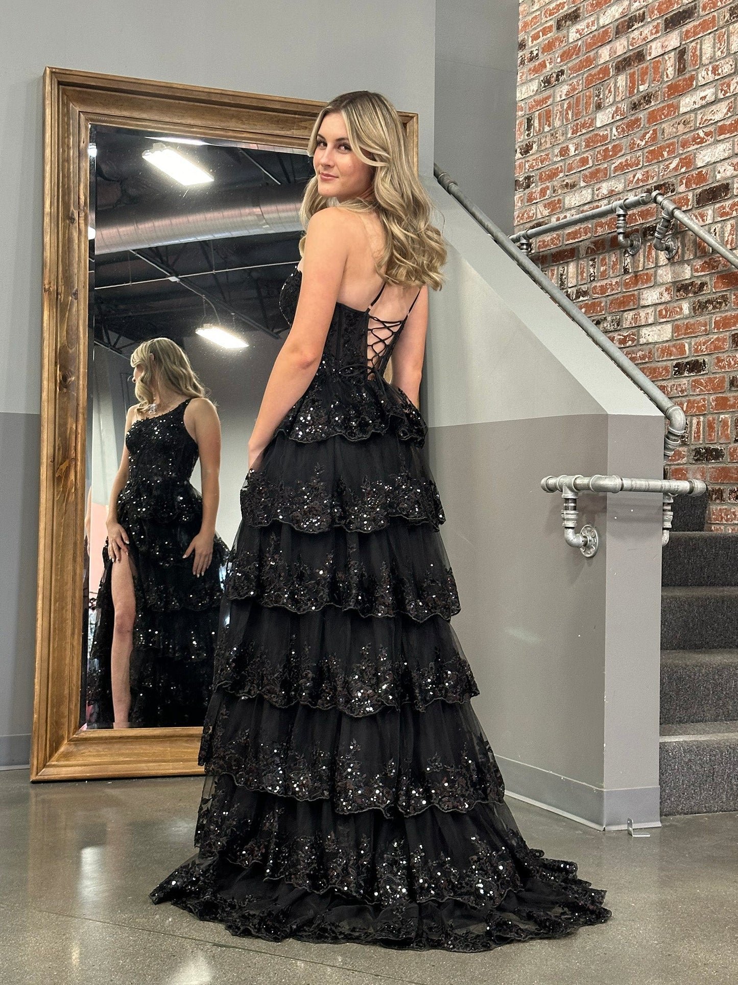 Livia | Robe de bal longue fourreau à une épaule et à volants en dentelle