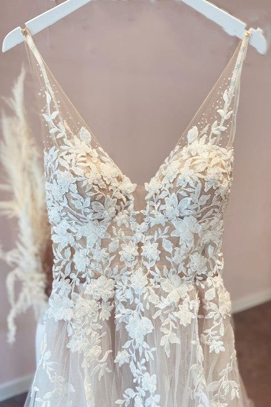 Vestidos de novia largos de corte A con apliques de encaje y tirantes finos con escote en forma de corazón de tul