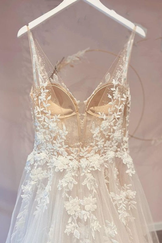 Vestidos de novia largos de corte A con apliques de encaje y tirantes finos con escote en forma de corazón de tul