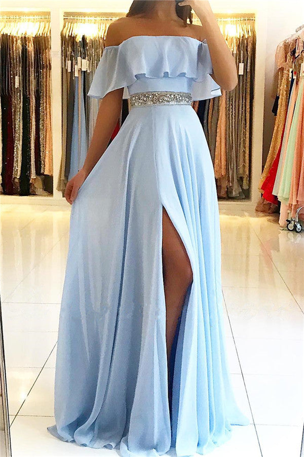 Vestido de fiesta largo azul cielo de gasa con hombros descubiertos y abertura en forma de A