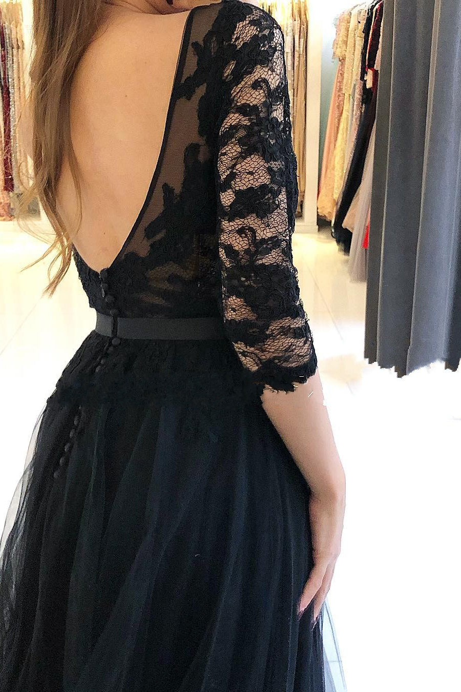 Vestido de fiesta negro largo de tul con encaje y abertura frontal en forma de A con mangas