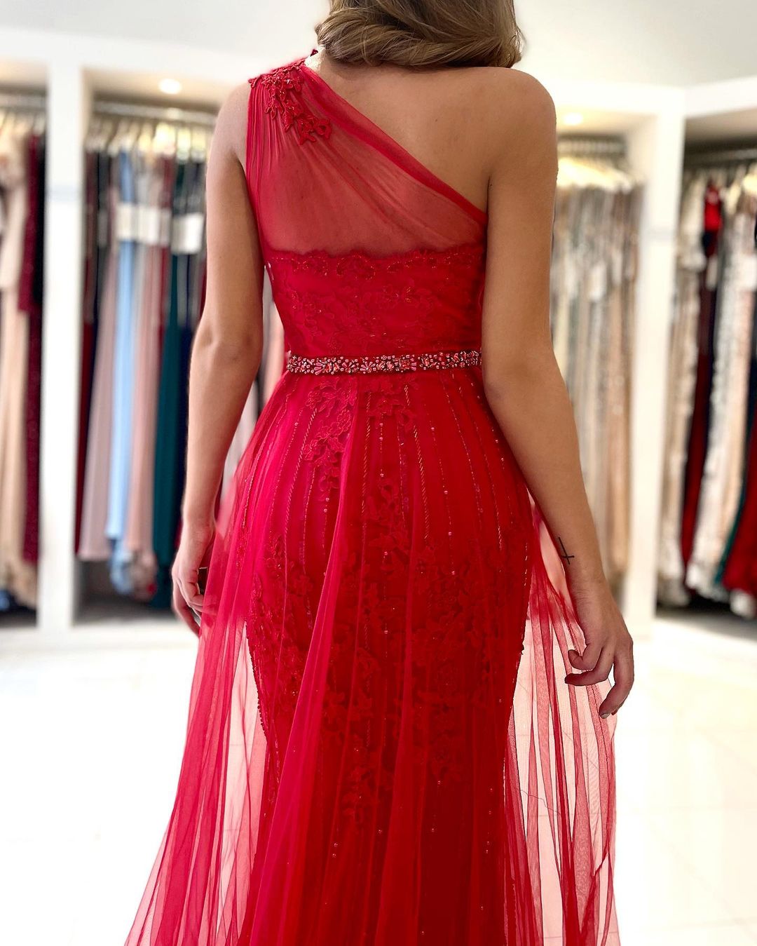 Langes A-Linien-Ballkleid aus Tüll mit One-Shoulder-Träger, Schlitz vorne und abnehmbarer Schleppe
