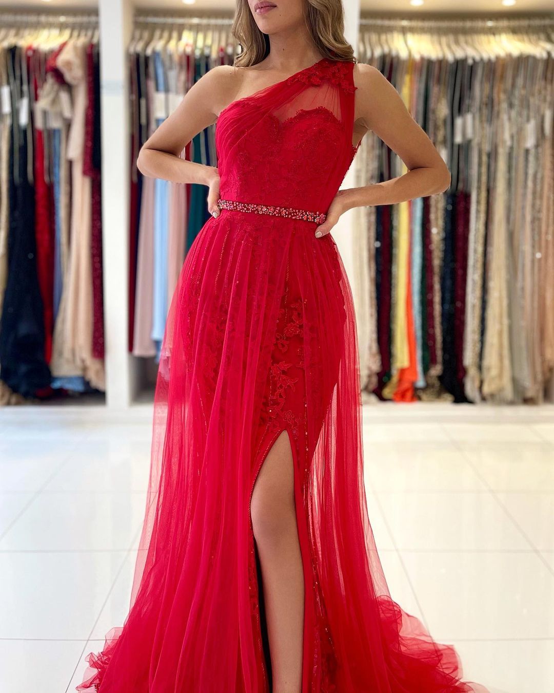 Langes A-Linien-Ballkleid aus Tüll mit One-Shoulder-Träger, Schlitz vorne und abnehmbarer Schleppe