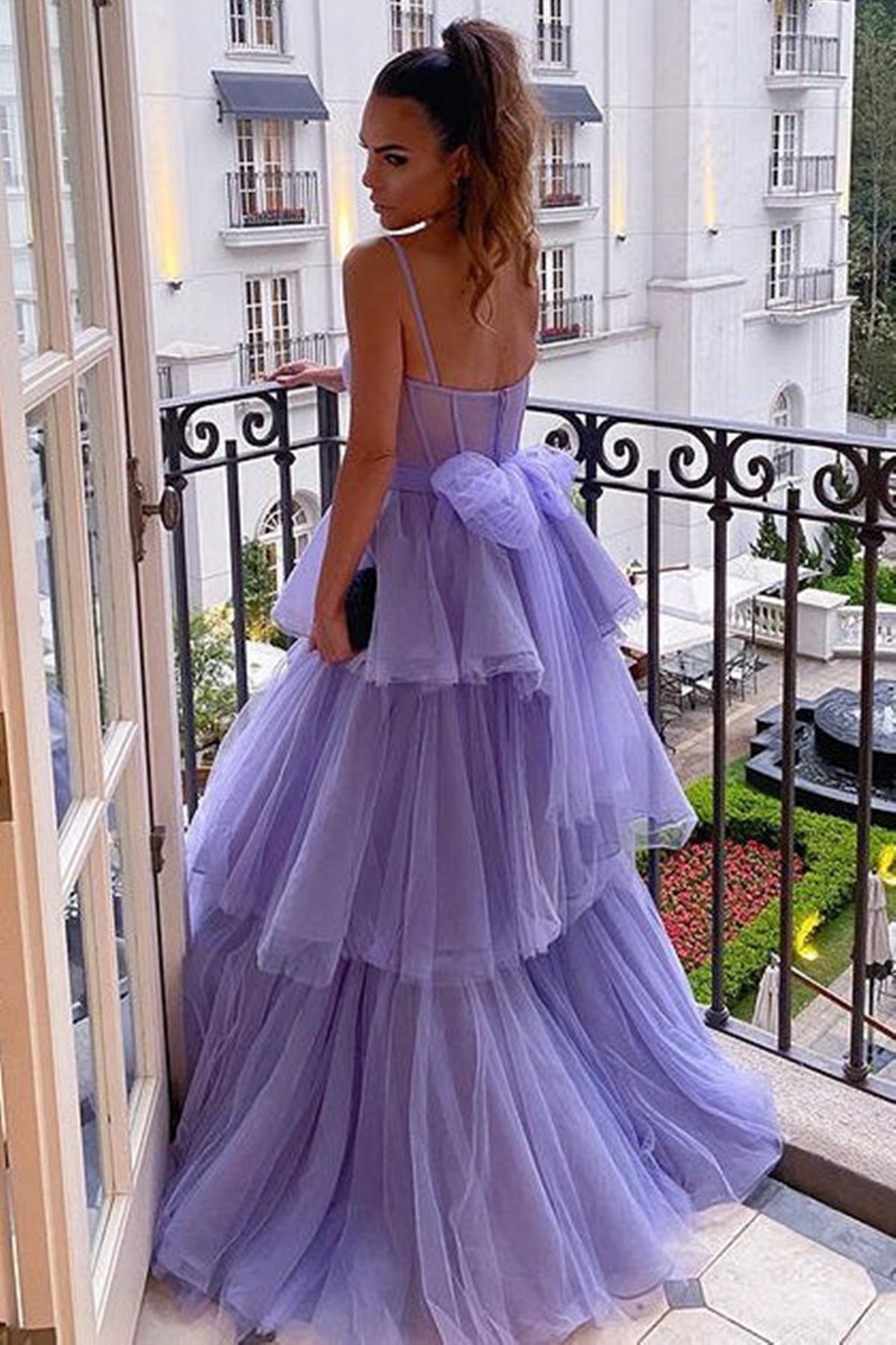Vestido de fiesta formal largo de corte A con escote en forma de corazón, tirantes finos, tul en capas y espalda abierta