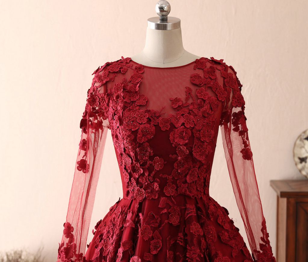 Langes A-Linien-Ballkleid aus Tüll mit 3D-Blumenapplikationen und Spitze