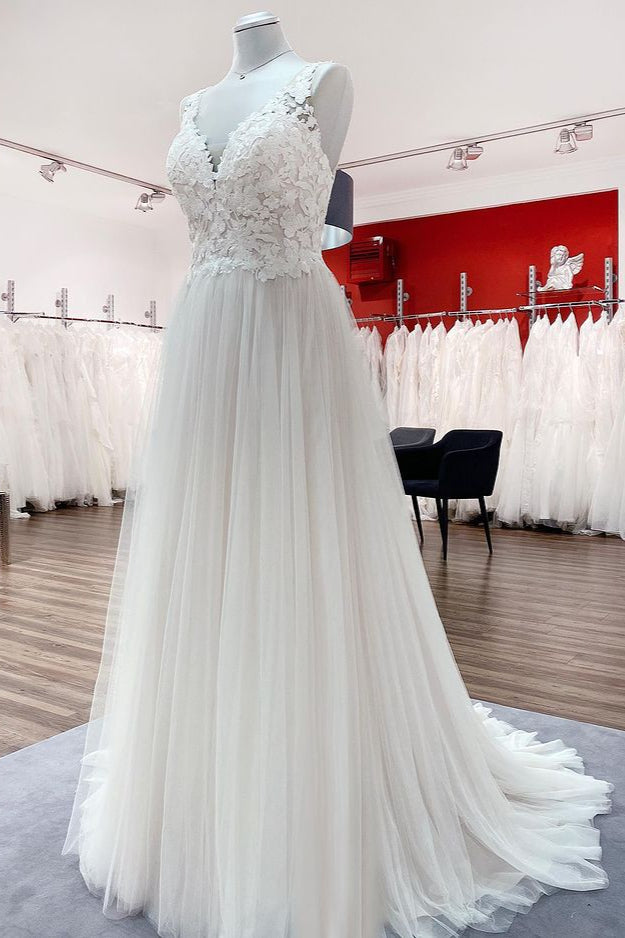 Langes A-Linien-Brautkleid aus Tüll mit V-Ausschnitt und offenem Rücken und Spitzenapplikationen
