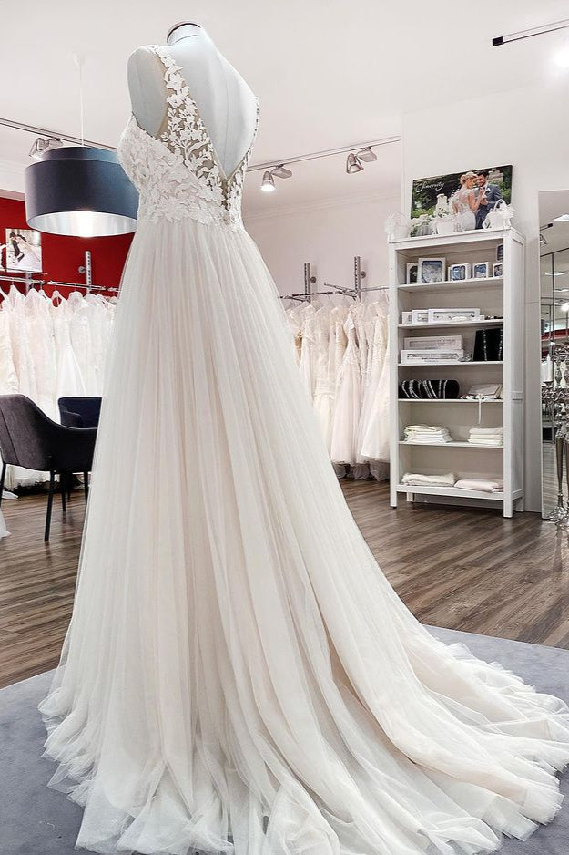 Langes A-Linien-Brautkleid aus Tüll mit V-Ausschnitt und offenem Rücken und Spitzenapplikationen