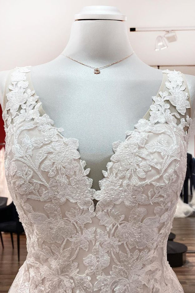 Langes A-Linien-Brautkleid aus Tüll mit V-Ausschnitt und offenem Rücken und Spitzenapplikationen