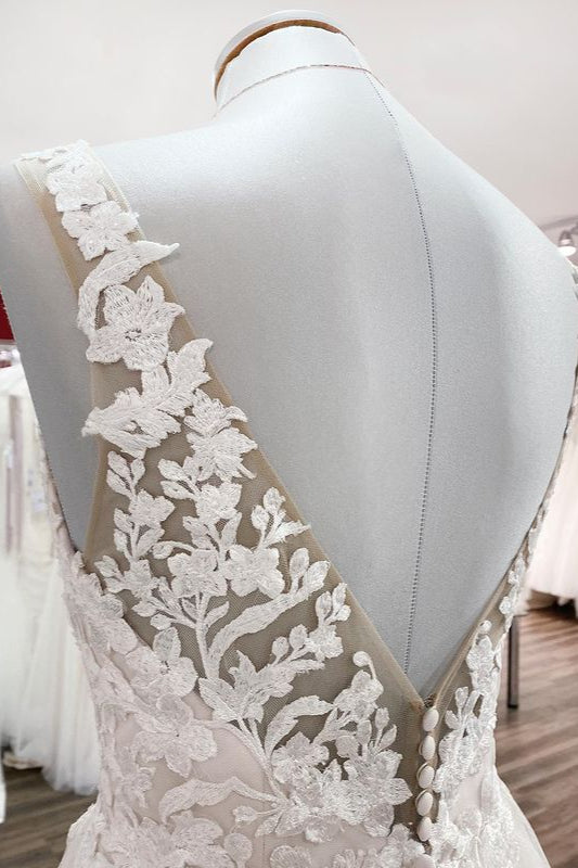 Langes A-Linien-Brautkleid aus Tüll mit V-Ausschnitt und offenem Rücken und Spitzenapplikationen