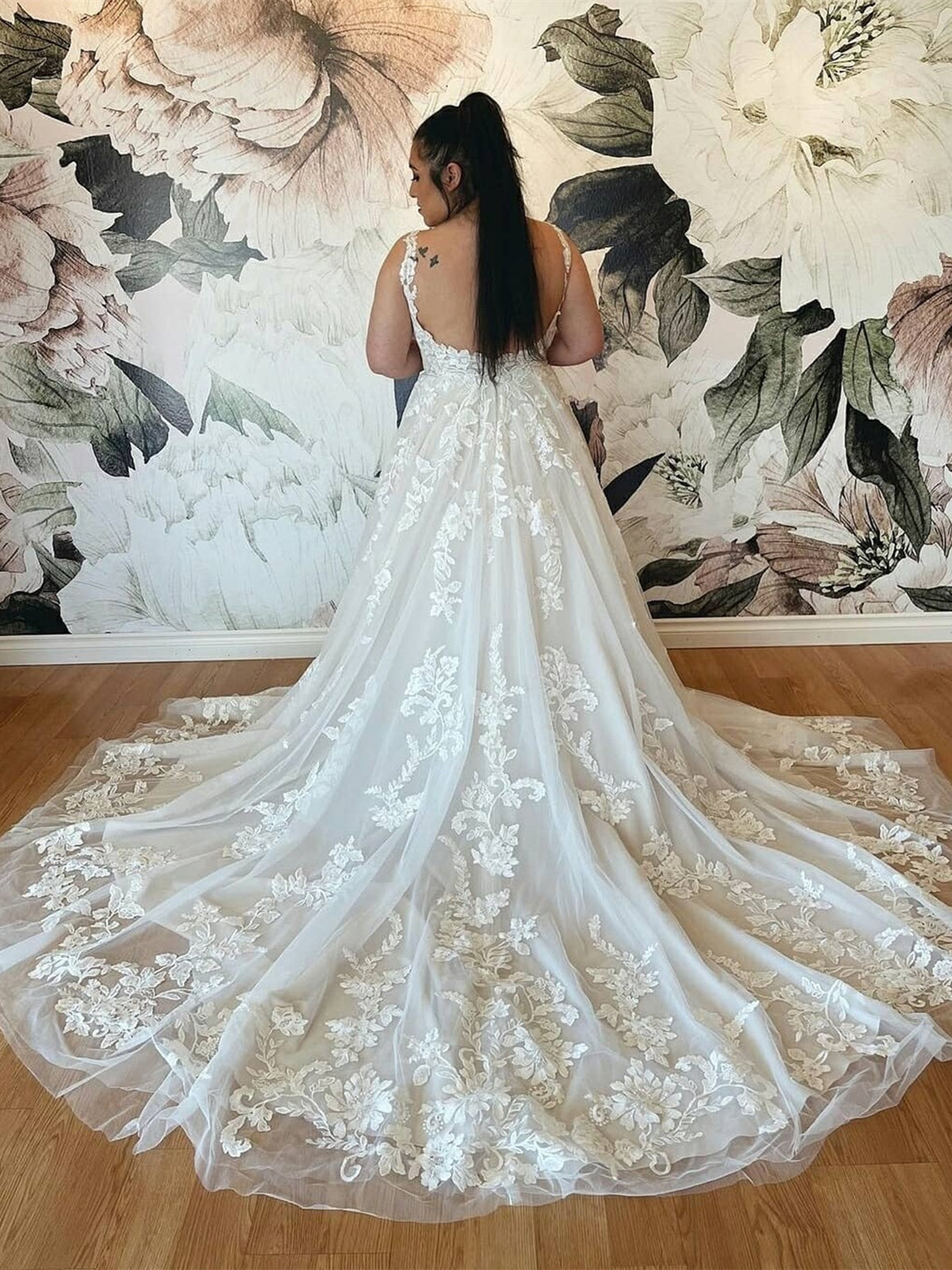 Langes A-Linien-Brautkleid mit V-Ausschnitt und offenem Rücken aus Tüllspitze in Weiß