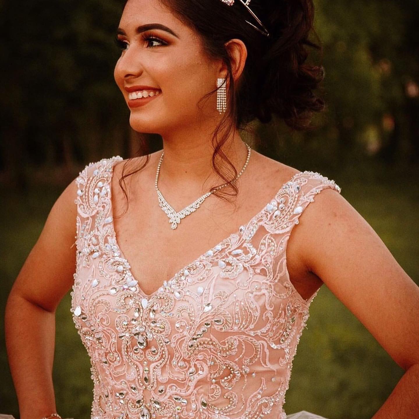 Langes Ballkleid mit V-Ausschnitt und Tüll für die Quinceanera